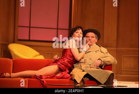 L'actrice Isabelle Mergault et Christian Sinniger lors de l'appel-rideau de Croque-Monsieur au Théâtre des variétés de Paris, France, le 17 janvier 2008. Photo de Denis Guignebourg/ABACAPRESS.COM Banque D'Images