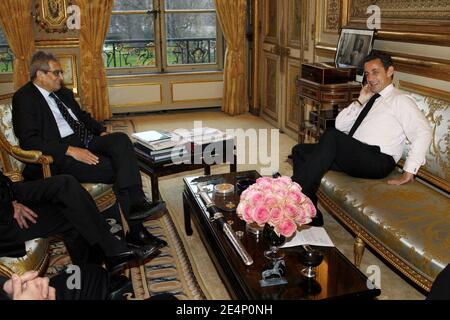 « le président Nicolas Sarkozy reçoit le prix Nobel d'économie Amartya Kumar Sen à l'Elysée à Paris, France, le 17 janvier 2008. Photo de Thomas Samson/Pool/ABACAPRESS.COM Légende locale 01/17/2008. Nicolas Sarkozy reçoit le prix Nobel de l'économie Amartya Kumar Sen, à l'Elysée Palace;' Banque D'Images