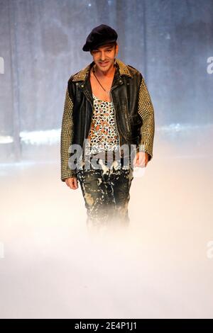 Le designer britannique John Galliano pose à la fin de la présentation de la collection prêt-à-porter (PAP français) automne-hiver 2008-2009 pour hommes à Paris, en France, le 18 janvier 2008. Photo de Guignebourg-Taamallah/ABACAPRESS.COM Banque D'Images