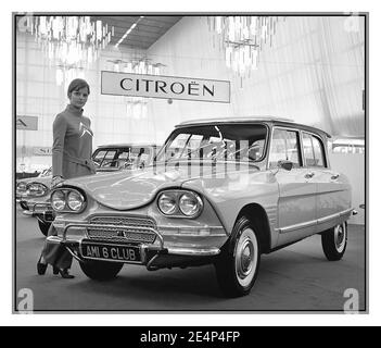 1961 Citroën ami 6 Club 4 dr moto et vendeur féminin lors de son lancement au salon de l'automobile de Paris. L'ami 6 a été le premier modèle à être produit dans la nouvelle usine Citroën ouverte en 1961 en présence du général de Gaulle dans le sud-ouest du centre de Rennes Bretagne Banque D'Images