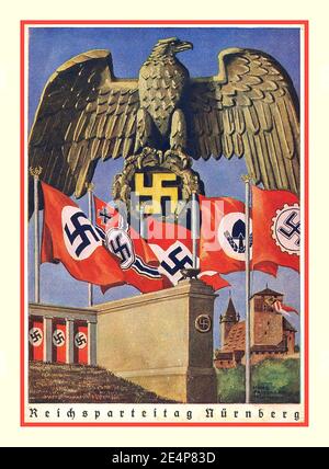 Vintage années 1930 propagande nazie Postcard Poster REICHSPARTEITAG NÜRNBERG illustrant Swastika Drapeaux bannières et aigle allemand embrassant un emblème Swastika doré Château de Nuremberg Convention de rallye NSDAP 1938 Banque D'Images