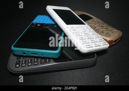 Pile de téléphones mobiles de vieille génération, concept d'évolution technologique Banque D'Images