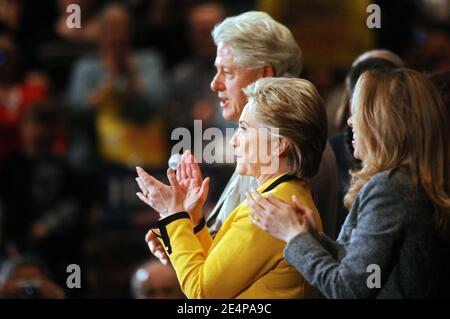 L'ancien président américain Bill Clinton présente son épouse, la sénatrice démocrate à New York, Hillary Clinton, comme leur fille Chelsea (R) le regarde, lors d'un rallye de campagne à Charleston, SC, États-Unis, le 25 janvier 2008. Photo par Olivier Douliery/ABACAPRESS.COM Banque D'Images