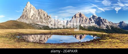 Vue du Passo Giau pour monter Ra Gusela de Nuvolau gruppe et Tofana ou Le Tofane Gruppe avec les nuages, la montagne, le lac Miroir dans les Dolomites, Italie Banque D'Images