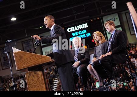 Le sénateur de l'Illinois et candidat démocrate à la présidence Barack Obama prononce son discours sur scène avec le sénateur du Massachusetts Edward Kennedy, Caroline Kennedy et le député du Rhode Island Patrick Kennedy lors d'un rassemblement de campagne sur le campus de l'Université américaine à Washington, DC, USA, le 28 janvier 2008. Obama a reçu l'aval d'Edward Kennedy, doyen de l'aile libérale du Parti démocrate, Caroline Kennedy, fille de l'ancien président américain John F. Kennedy, et Patrick Kennedy, fils du sénateur du Massachusetts. Photo par Olivier Douliery /ABACAPRESS.COM Banque D'Images