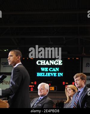 Le sénateur de l'Illinois et candidat démocrate à la présidence Barack Obama prononce son discours sur scène avec le sénateur du Massachusetts Edward Kennedy, Caroline Kennedy et le député du Rhode Island Patrick Kennedy lors d'un rassemblement de campagne sur le campus de l'Université américaine à Washington, DC, USA, le 28 janvier 2008. Obama a reçu l'aval d'Edward Kennedy, doyen de l'aile libérale du Parti démocrate, Caroline Kennedy, fille de l'ancien président américain John F. Kennedy, et Patrick Kennedy, fils du sénateur du Massachusetts. Photo par Olivier Douliery /ABACAPRESS.COM Banque D'Images