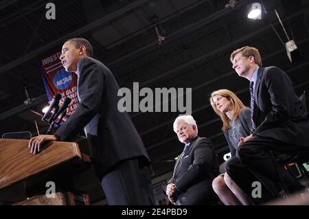 Le sénateur de l'Illinois et candidat démocrate à la présidence Barack Obama prononce son discours sur scène avec le sénateur du Massachusetts Edward Kennedy, Caroline Kennedy et le député du Rhode Island Patrick Kennedy lors d'un rassemblement de campagne sur le campus de l'Université américaine à Washington, DC, USA, le 28 janvier 2008. Obama a reçu l'aval d'Edward Kennedy, doyen de l'aile libérale du Parti démocrate, Caroline Kennedy, fille de l'ancien président américain John F. Kennedy, et Patrick Kennedy, fils du sénateur du Massachusetts. Photo par Olivier Douliery /ABACAPRESS.COM Banque D'Images