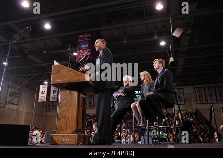 Le sénateur de l'Illinois et candidat démocrate à la présidence Barack Obama prononce son discours sur scène avec le sénateur du Massachusetts Edward Kennedy, Caroline Kennedy et le député du Rhode Island Patrick Kennedy lors d'un rassemblement de campagne sur le campus de l'Université américaine à Washington, DC, USA, le 28 janvier 2008. Obama a reçu l'aval d'Edward Kennedy, doyen de l'aile libérale du Parti démocrate, Caroline Kennedy, fille de l'ancien président américain John F. Kennedy, et Patrick Kennedy, fils du sénateur du Massachusetts. Photo par Olivier Douliery /ABACAPRESS.COM Banque D'Images