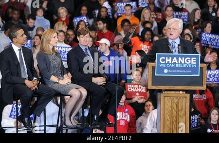 Le sénateur du Massachusetts Edward Kennedy prononce son discours sur scène avec le sénateur de l'Illinois et candidat démocrate à la présidence Barack Obama, Caroline Kennedy et le député du Rhode Island Patrick Kennedy lors d'un rassemblement de campagne sur le campus de l'Université américaine à Washington, DC, Etats-Unis, le 28 janvier 2008. Obama a reçu l'aval d'Edward Kennedy, doyen de l'aile libérale du Parti démocrate, Caroline Kennedy, fille de l'ancien président américain John F. Kennedy, et Patrick Kennedy, fils du sénateur du Massachusetts. Photo par Olivier Douliery /ABACAPRESS.COM Banque D'Images