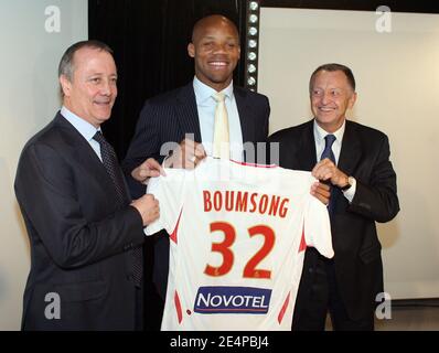 Jean-Alain Boumsong, de Juventus, est vu lors d'une conférence de presse pour marquer son transfert à l'équipe de football Olympique Lyon à Lyon, France, le 29 janvier 2008. On y voit l'assistant d'Aulas, l'ancien joueur de football Bernard Lacombe et le président de Lyon Jean-Michel Aulas. Photo de Vincent Dargent/Cameleon/ABACAPRESS.COM Banque D'Images