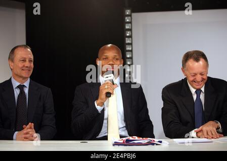 Jean-Alain Boumsong, de Juventus, est vu lors d'une conférence de presse pour marquer son transfert à l'équipe de soccer de l'Olympique Lyon à Lyon, France, le 29 janvier 2008. Gauche : adjoint d'Aulus, ancien joueur de soccer Bernard Lacombe , à droite : président de Lyon, Jean Michel Aucas. Photo de Vincent Dargent/Cameleon/ABACAPRESS.COM Banque D'Images