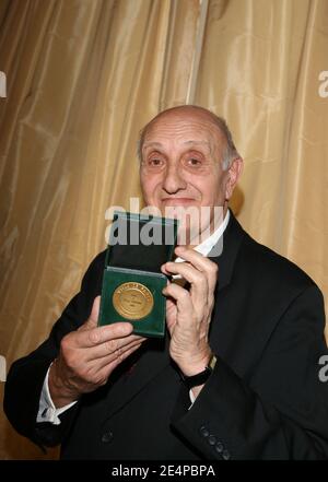 Pierre Tchernia reçoit la Grande Médaille Vermeil de Paris le jour de son 80e jour de fête à l'Hôtel de ville de Paris, France, le 29 janvier 2008. Photo de Denis Guignebourg/ABACAPRESS.COM Banque D'Images