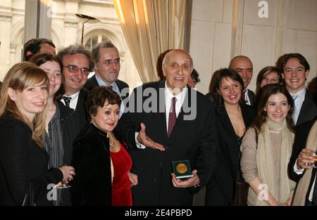 Pierre Tchernia reçoit la Grande Médaille Vermeil de Paris le jour de son 80e anniversaire à l'Hôtel de ville de Paris, France, le 29 janvier 2008. Photo de Denis Guignebourg/ABACAPRESS.COM Banque D'Images