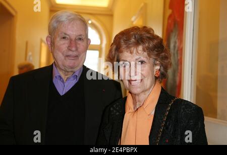 L'actrice Rosy Varte et son mari posent à l'hôtel de ville de Paris alors que Pierre Tchernia reçoit la Grande Médaille Vermeil de Paris le jour de son 80e jour à Paris, France, le 29 janvier 2008. Photo de Denis Guignebourg/ABACAPRESS.COM Banque D'Images