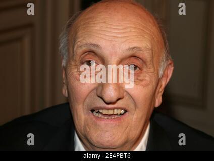 Pierre Tchernia reçoit la Grande Médaille Vermeil de Paris le jour de son 80e anniversaire à l'Hôtel de ville de Paris, France, le 29 janvier 2008. Photo de Denis Guignebourg/ABACAPRESS.COM Banque D'Images