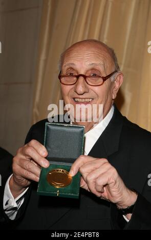 Pierre Tchernia reçoit la Grande Médaille Vermeil de Paris le jour de son 80e jour de fête à l'Hôtel de ville de Paris, France, le 29 janvier 2008. Photo de Denis Guignebourg/ABACAPRESS.COM Banque D'Images