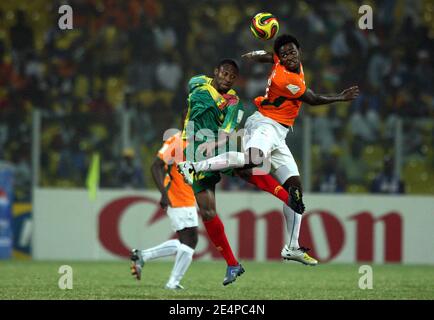 Le Koffi n'dri de Côte d'Ivoire est défié par Seydou Keita du Mali lors du match de football de la coupe africaine des nations, Côte d'Ivoire contre Mali à Accra, Ghana, le 29 janvier 2008. La Côte d'Ivoire a gagné le match 3-0. Photo de Steeve McMay/Cameleon/ABACAPRESS.COM Banque D'Images