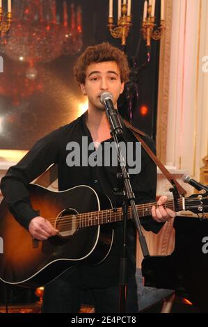 Nominé pour les artistes up & Coming Renan Luce se produit en direct lors de la conférence de presse sur l'annonce des nominations aux "victoires de la musique" qui s'est tenue au ministère de la Culture à Paris, en France, le 31 janvier 2008. Photo de Nicolas Khayat/ABACAPRESS.COM Banque D'Images