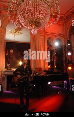 Nominé pour les artistes up & Coming Renan Luce se produit en direct lors de la conférence de presse sur l'annonce des nominations aux "victoires de la musique" qui s'est tenue au ministère de la Culture à Paris, en France, le 31 janvier 2008. Photo de Nicolas Khayat/ABACAPRESS.COM Banque D'Images