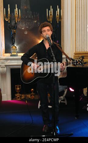 Nominé pour les artistes up & Coming Renan Luce se produit en direct lors de la conférence de presse sur l'annonce des nominations aux "victoires de la musique" qui s'est tenue au ministère de la Culture à Paris, en France, le 31 janvier 2008. Photo de Nicolas Khayat/ABACAPRESS.COM Banque D'Images