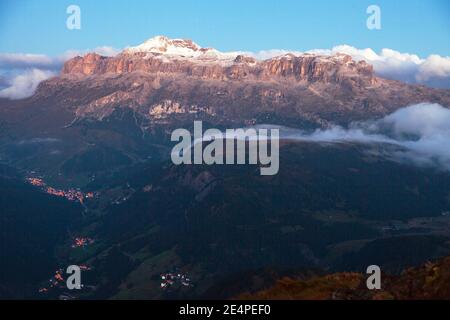 Vue nocturne ou nocturne de Sella Gruppe, montagnes des Dolomites des Alpes, Italie Banque D'Images