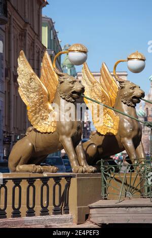 Deux lions aidés sur le pont de la Bank à Saint-Pétersbourg, en Russie. Le pont a été érigé en 1826 et les statues ont été conçues par le sculpteur Pavel Sokolov Banque D'Images