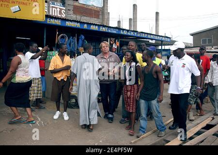 L'entraîneur du Ghana, Claude le Roy, rencontre les fans du Ghana dans la rue avant sa demi-finale de la coupe d'Afrique des Nations contre le Cameroun à Accra, au Ghana, le 5 février 2008. Photo de Steeve McMay/Cameleon/ABACAPRESS.COM Banque D'Images