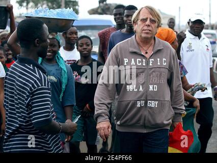 L'entraîneur du Ghana, Claude le Roy, rencontre les fans du Ghana dans la rue avant sa demi-finale de la coupe d'Afrique des Nations contre le Cameroun à Accra, au Ghana, le 5 février 2008. Photo de Steeve McMay/Cameleon/ABACAPRESS.COM Banque D'Images