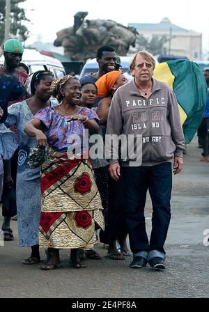 L'entraîneur du Ghana, Claude le Roy, rencontre les fans du Ghana dans la rue avant sa demi-finale de la coupe d'Afrique des Nations contre le Cameroun à Accra, au Ghana, le 5 février 2008. Photo de Steeve McMay/Cameleon/ABACAPRESS.COM Banque D'Images