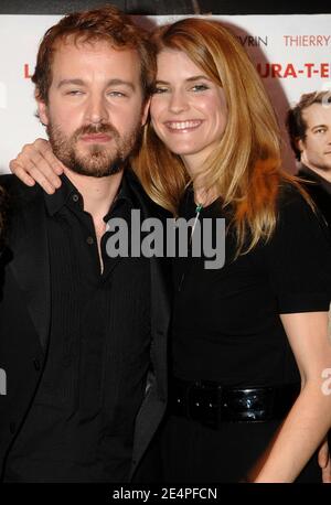 L'actrice française Alice Taglioni et son copain Jocelyn Quivrin assistent à la première de notre Univers impitoyable qui s'est tenue à l'UGC CineCite les Halles à Paris, en France, le 6 février 2008. Photo de Giancarlo Gorassini/ABACAPRESS.COM Banque D'Images