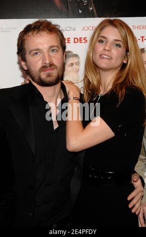 L'actrice française Alice Taglioni et son copain Jocelyn Quivrin assistent à la première de notre Univers impitoyable qui s'est tenue à l'UGC CineCite les Halles à Paris, en France, le 6 février 2008. Photo de Giancarlo Gorassini/ABACAPRESS.COM Banque D'Images