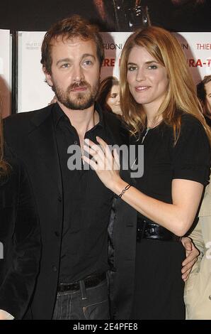 L'actrice française Alice Taglioni et son copain Jocelyn Quivrin assistent à la première de notre Univers impitoyable qui s'est tenue à l'UGC CineCite les Halles à Paris, en France, le 6 février 2008. Photo de Giancarlo Gorassini/ABACAPRESS.COM Banque D'Images