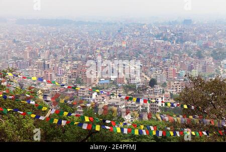 Katmandou, Népal. Vue sur la ville de Katmandou avec drapeaux de prière de Swayambhu ou de Swayambhunath stupa. Banque D'Images