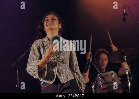 La chanteuse Catherine Ringer du groupe français les Rita Mitsouko joue en direct sur scène lors de la 5e édition du festival de musique 'Rock en Seine', à Saint-Cloud près de Paris, en France, le 25 août 2007. Photo de DS/ABACAPRESS.COM Banque D'Images