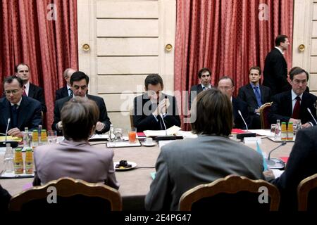 Le président français Nicolas Sarkozy reçoit les dirigeants de l'Union pour une réunion au Palais de l'Elysée à Paris, en France, le 6 février 2008. François Fillon, Nicolas Sarkozy, Claude Guant. Photo de Mousse-Taamallah/ABACAPRESS.COM Banque D'Images