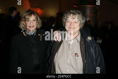 L'actrice française Jeanne Moreau pose avec la Directrice Josee Dayan pour célébrer son 80e anniversaire et ses 60 ans de porteuse lors d'un hommage à la Cinémathèque de Paris, France, le 6 février 2008. Photo de Denis Guignebourg/ABACAPRESS.COM Banque D'Images