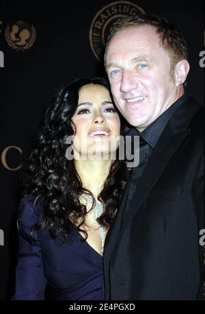 Salma Hayek portant Gucci et son mari François-Henri Pinault arrivant pour la Gucci et Madonna, hôte D'une nuit pour améliorer le Malawi et l'UNICEF, qui s'est tenue à la place des Nations Unies à New York, NY, États-Unis, le 6 février 2008. Photo de David Miller/ABACAPRESS.COM Banque D'Images
