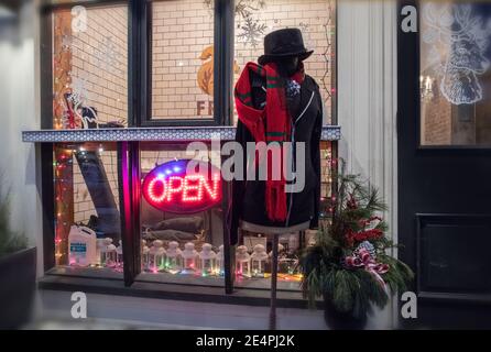 L'avant d'une boutique est toujours ouvert la veille de Noël, Elora, Ontario, Canada. Banque D'Images