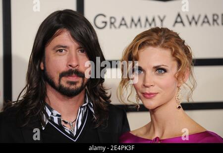 Dave Grohl et son épouse Jordyn Blum assistent aux 50 Grammy Awards annuels, qui se tiennent au Staples Center de Los Angeles, Californie, États-Unis, le 10 février 2008. Photo de Lionel Hahn/ABACAPRESS.COM Banque D'Images