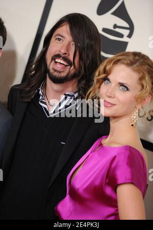 Dave Grohl et son épouse Jordyn Blum assistent aux 50 Grammy Awards annuels, qui se tiennent au Staples Center de Los Angeles, Californie, États-Unis, le 10 février 2008. Photo de Lionel Hahn/ABACAPRESS.COM Banque D'Images