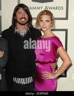 Dave Grohl et son épouse Jordyn Blum assistent aux 50 Grammy Awards annuels, qui se tiennent au Staples Center de Los Angeles, Californie, États-Unis, le 10 février 2008. Photo de Lionel Hahn/ABACAPRESS.COM Banque D'Images