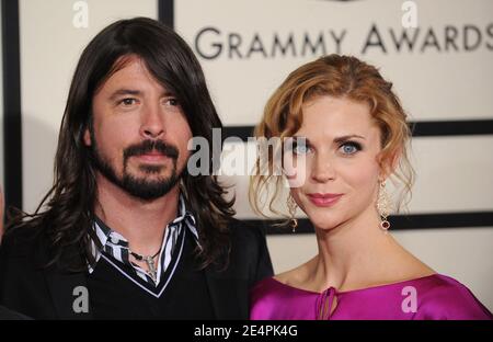 Dave Grohl et son épouse Jordyn Blum assistent aux 50 Grammy Awards annuels, qui se tiennent au Staples Center de Los Angeles, Californie, États-Unis, le 10 février 2008. Photo de Lionel Hahn/ABACAPRESS.COM Banque D'Images