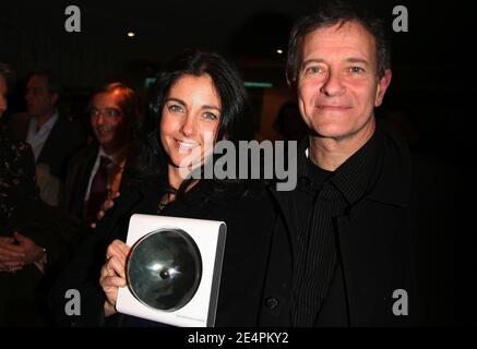 L'actrice Cristiana Reali et Francis Huster assistent à la cérémonie des Globes de Cristal qui s'est tenue au Lido sur les champs-Élysées à Paris, en France, le 11 février 2008. Photo de Denis Guignebourg/ABACAPRESS.COM Banque D'Images