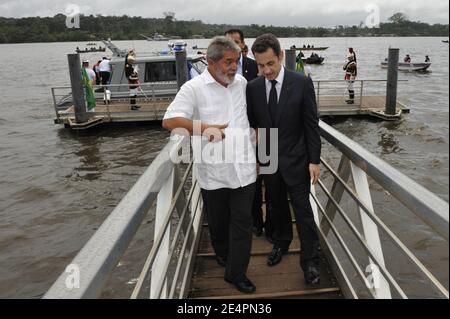 Le président français Nicolas Sarkozy et son homologue brésilien Luiz Inacio Lula da Silva à Saint-Georges de l'Oyapock en Guyane française, une ville sur le fleuve séparant la Guyane française du nord du Brésil, le 12 février 2008. Photo de Wojazer/Pool/ABACAPRESS.COM Banque D'Images