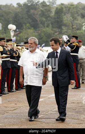 Le président français Nicolas Sarkozy et son homologue brésilien Luiz Inacio Lula da Silva à Saint-Georges de l'Oyapock en Guyane française, une ville sur le fleuve séparant la Guyane française du nord du Brésil, le 12 février 2008. Photo de Thierry Orban/ABACAPRESS.COM Banque D'Images