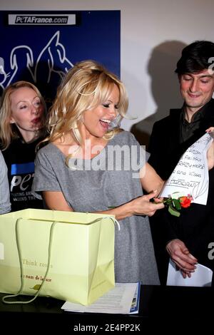 L'actrice Pamela Anderson pose lors d'une visite à la fondation Brigitte Bardot pour les droits des animaux à Paris, France, le 14 février 2008. Anderson est venu à la fondation Brigitte Bardot pour les droits des animaux afin de soutenir sa lutte contre la chasse au phoque pour bébés et révèle la pétition en ligne du groupe PETA (People for the Ethical Treatment of Animals), visant le gouvernement canadien, son pays natal. Photo de Mehdi Taamallah/ABACAPRESS.COM Banque D'Images