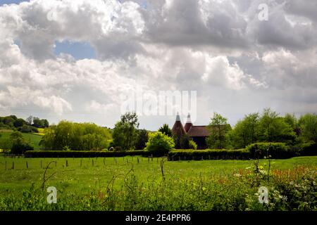 MAYFIELD, ANGLETERRE - 12 MAI 2019: Une maison oast avec une belle prairie sur un beau printemps après-midi Banque D'Images