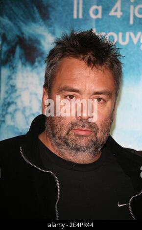 Le réalisateur et producteur Luc Besson pose lors de la première française de 'pris' qui s'est tenue à la CGC cite ciné Bercy à Paris, France, le 16 février 2008. Photo de Denis Guignebourg/ABACAPRESS.COM Banque D'Images