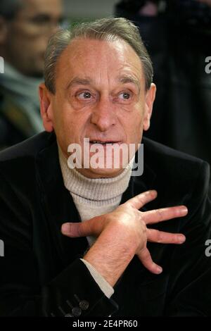 Le maire de Paris, Bertrand Delanoe, apporte son soutien au candidat Daniel Vaillant, dans le 18e arrondissement de Paris, pour les prochaines élections locales à Paris, en France, le 16 février 2008. Photo de Stéphane Gilles/ABACAPRESS.COM Banque D'Images