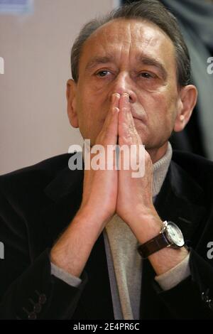 Le maire de Paris, Bertrand Delanoe, apporte son soutien au candidat Daniel Vaillant, dans le 18e arrondissement de Paris, pour les prochaines élections locales à Paris, en France, le 16 février 2008. Photo de Stéphane Gilles/ABACAPRESS.COM Banque D'Images